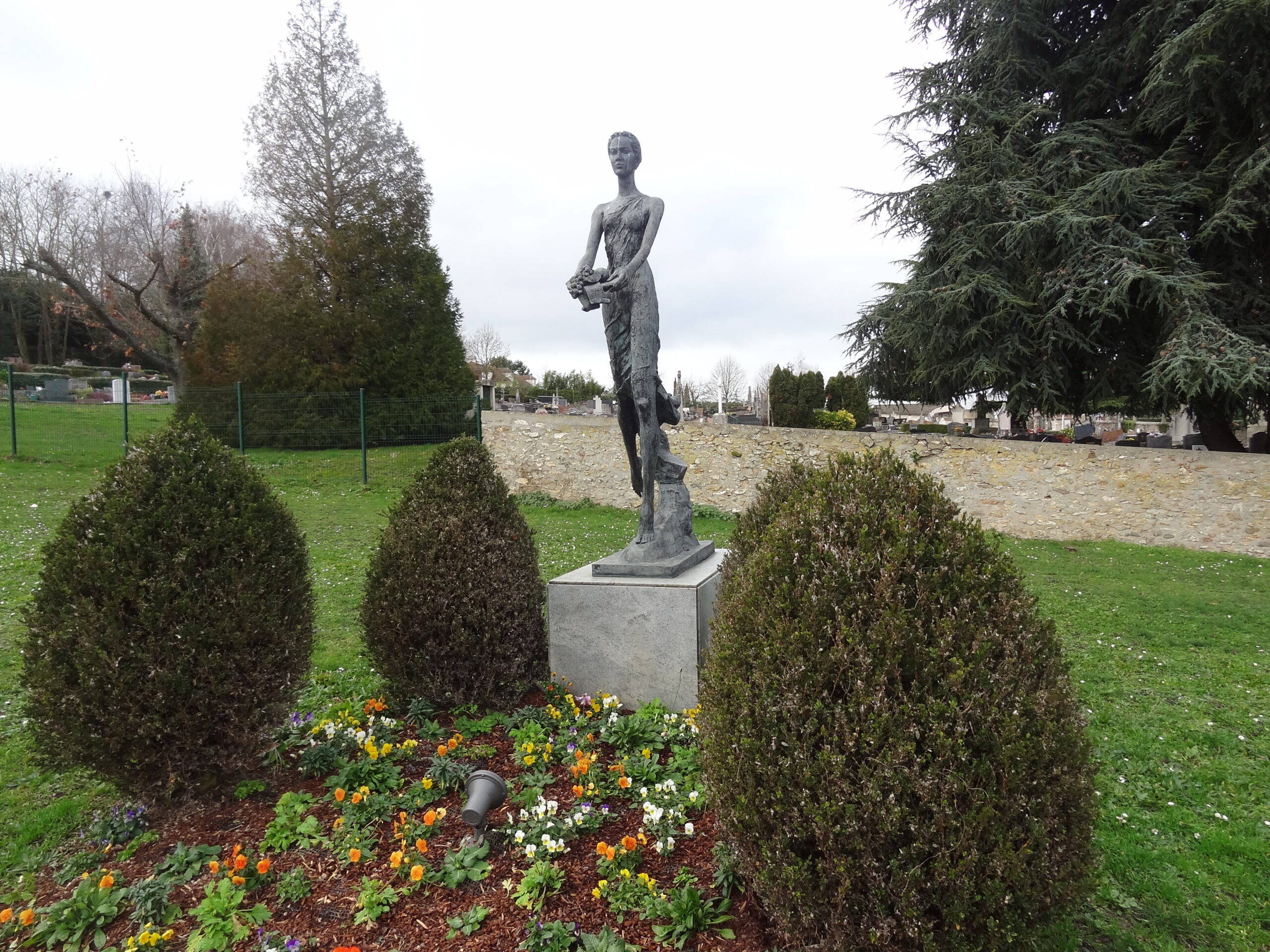 Statue d'Hubert Yencesse, école maternelle